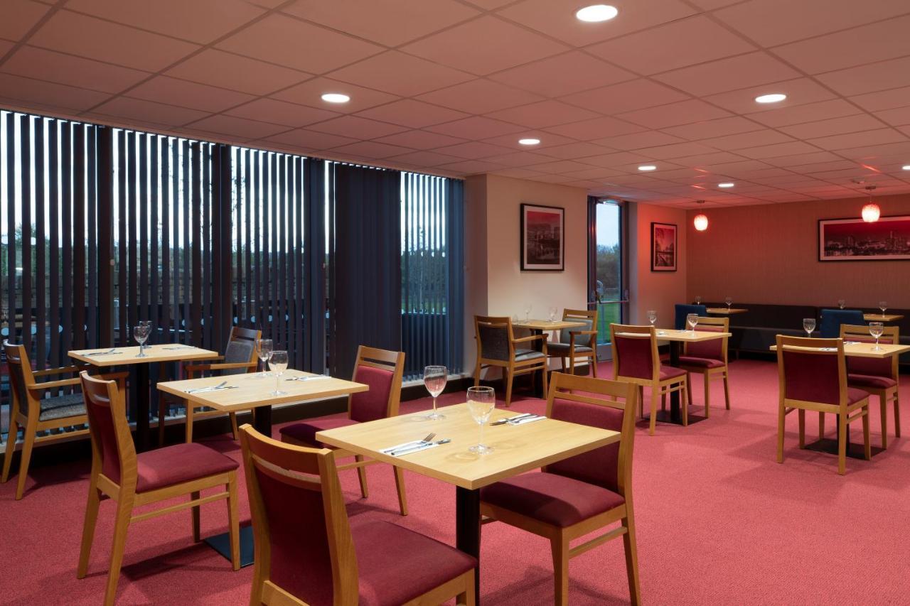 Ramada By Wyndham Leeds East Hotel Kültér fotó