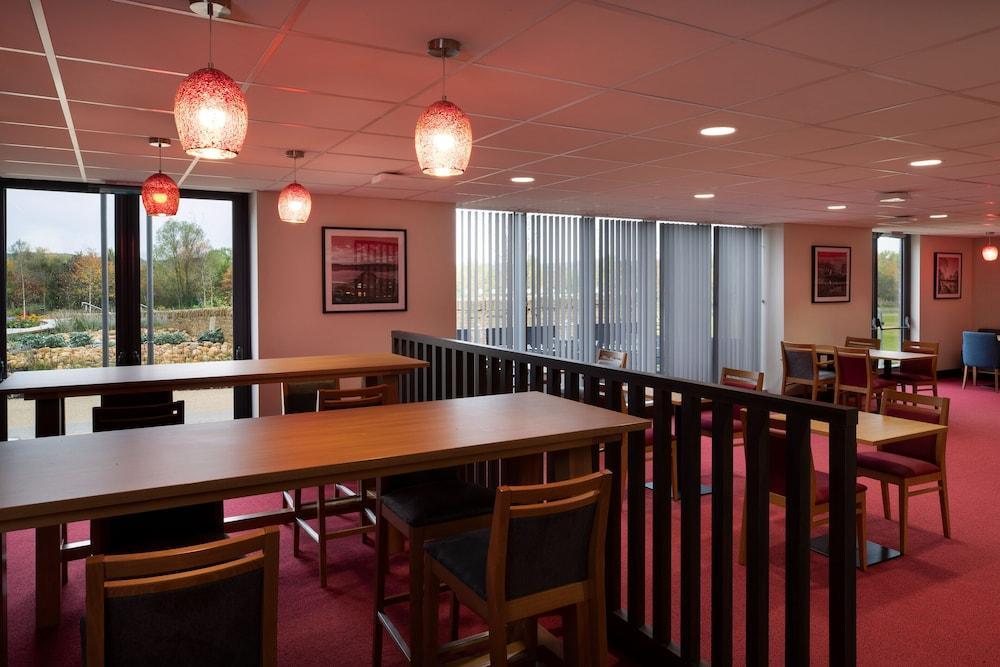 Ramada By Wyndham Leeds East Hotel Kültér fotó