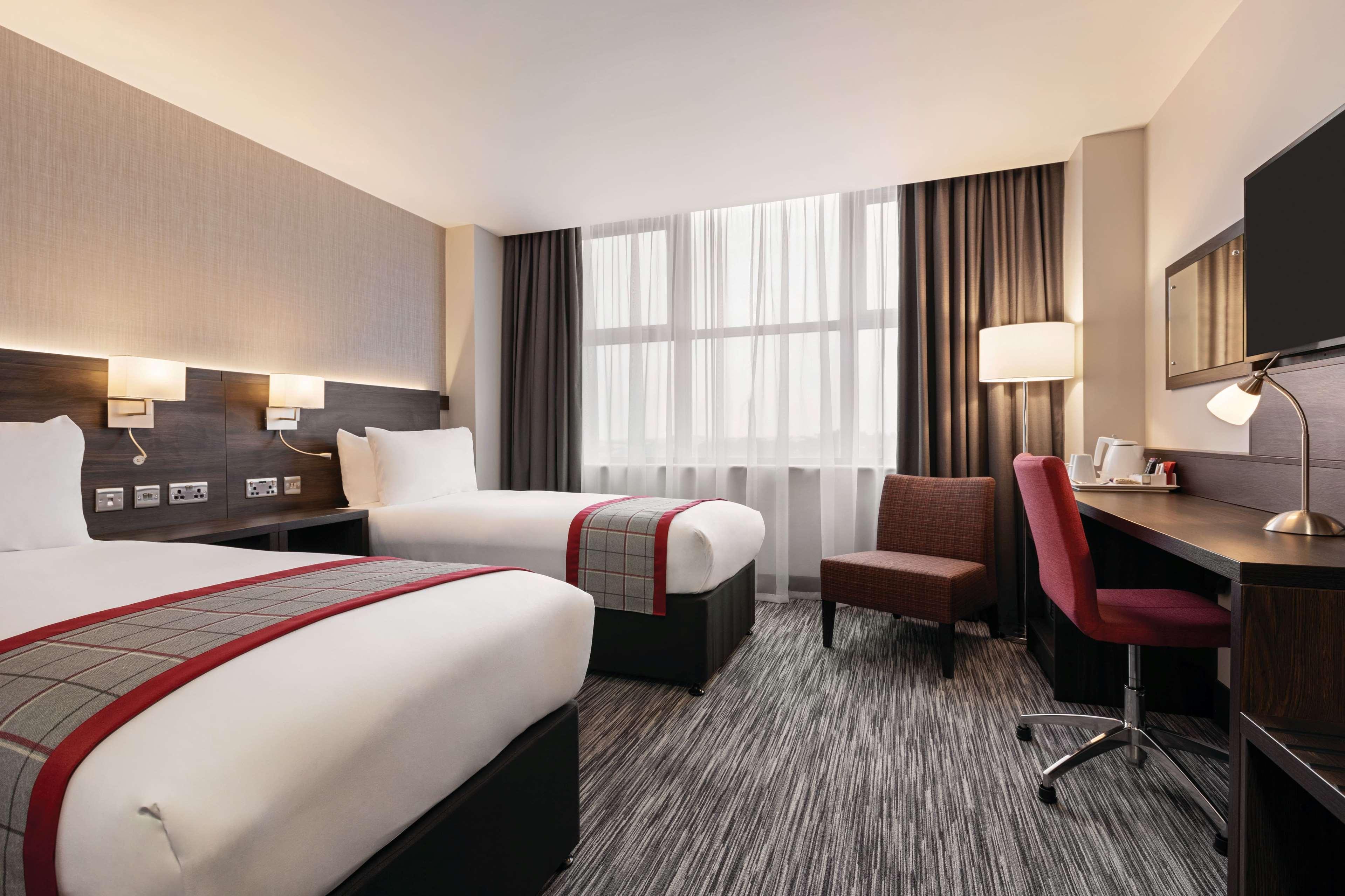 Ramada By Wyndham Leeds East Hotel Kültér fotó