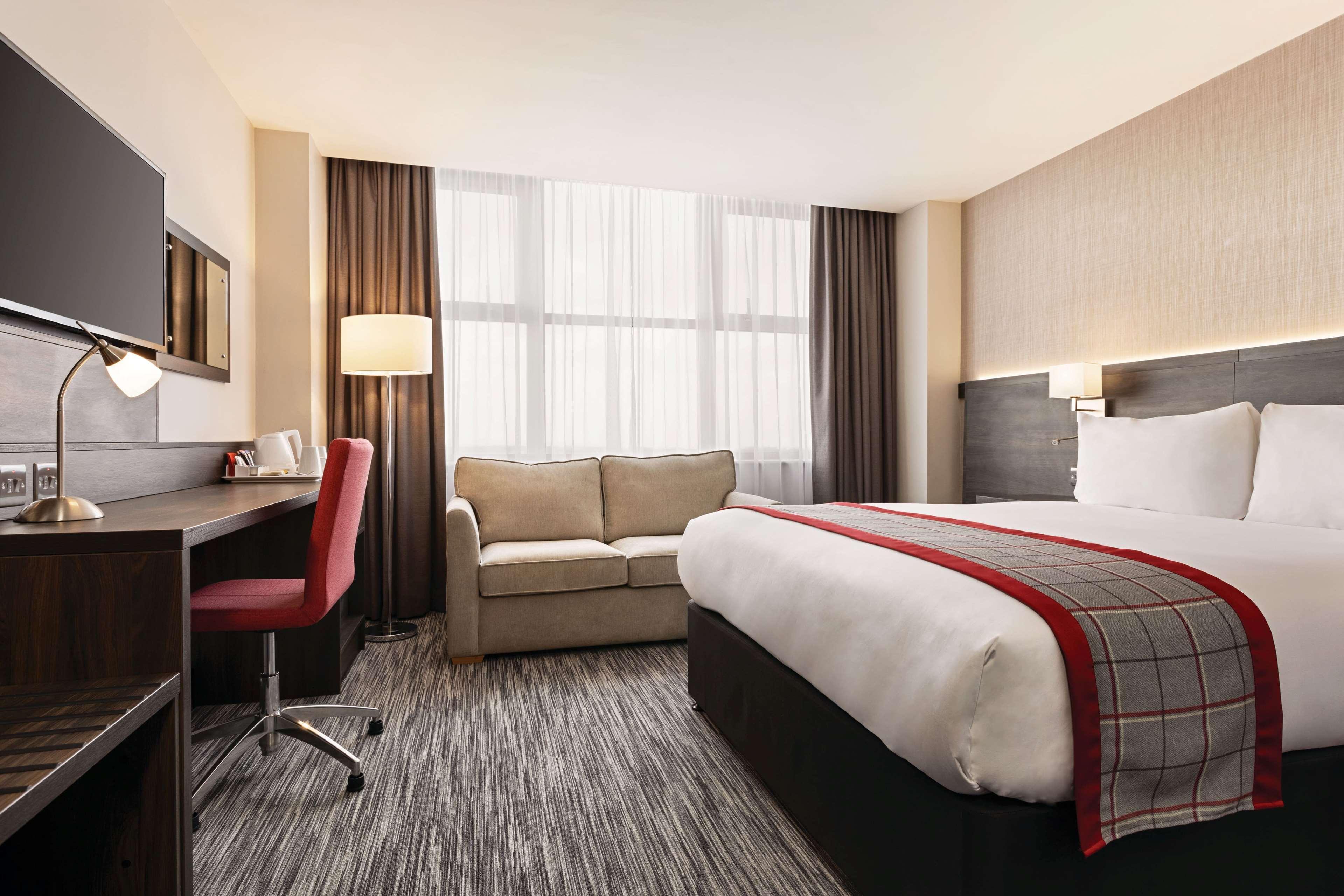 Ramada By Wyndham Leeds East Hotel Kültér fotó