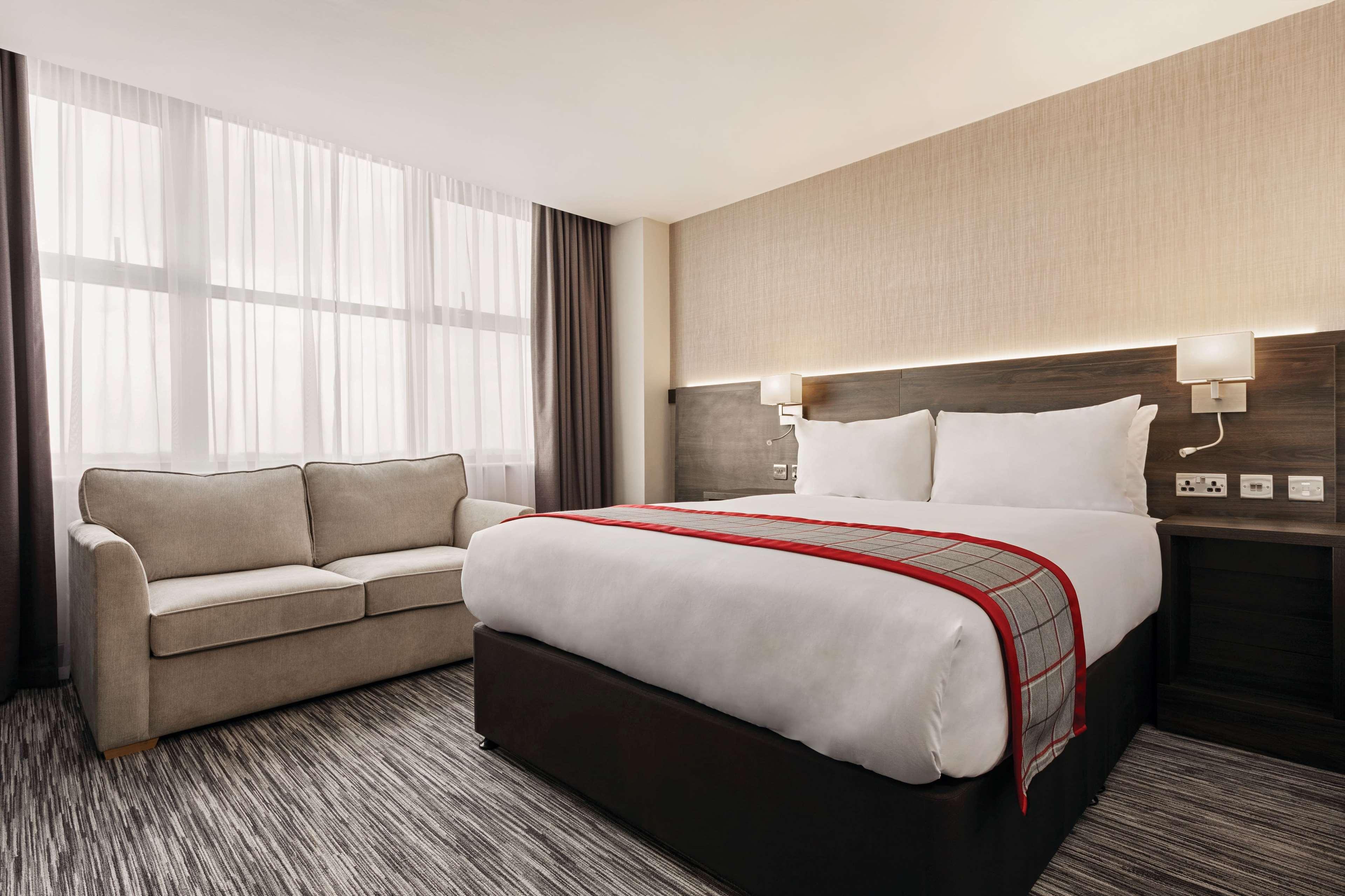 Ramada By Wyndham Leeds East Hotel Kültér fotó