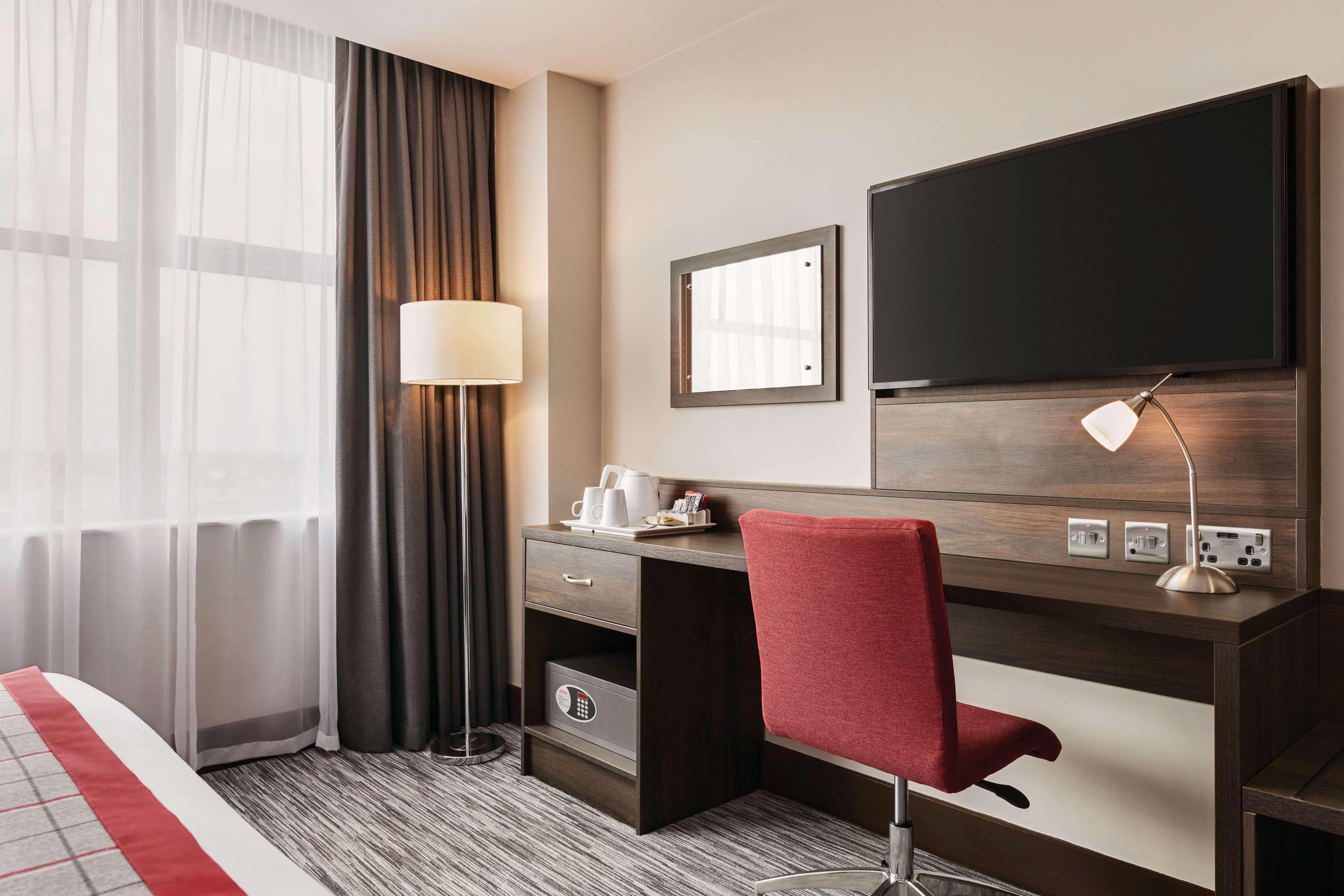 Ramada By Wyndham Leeds East Hotel Kültér fotó